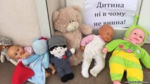 Children’s toys near a UOC-MP church protesting the refusal by UOC-MP priests to pray for and bury the two-year-old boy in Zaporizhzhya, January 5, 2018. Photo: Yuriy Hudymenko