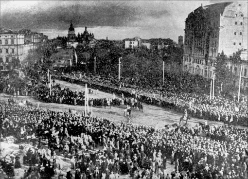 People gathering to support the Act of Unity in 1919, Sophia Square, Kyiv