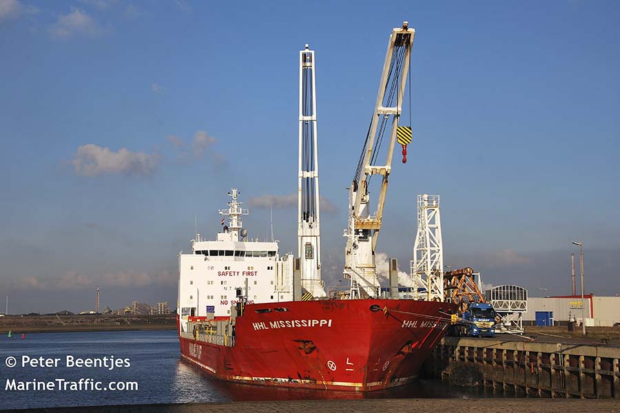 HHL MISSISSIPPI receives metal constructions in the port of Ijmuiden (Netherlands) on November 7, 2017