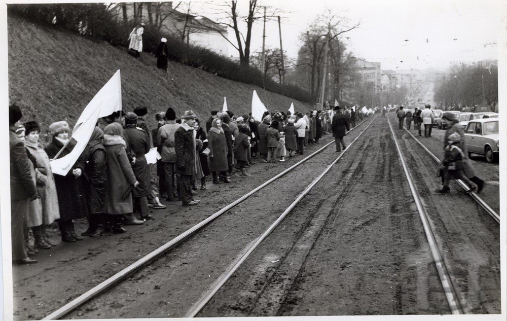A human chain connects Ukraine’s capital, Kyiv, and its Western city of Lviv on 22 January 1990
