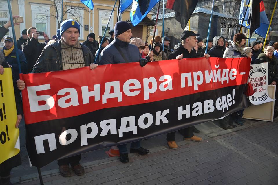 "Bandera will come and bring order" says the banner of Right Sector activists who came to picket the Polish embassy, protesting against the "anti-banderism" laws. Photo: pravyysektor.info