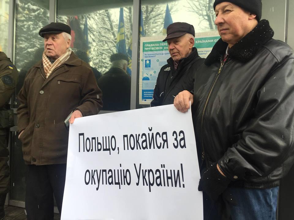 A poster with the words "Poland, repent for the occupation of Ukraine" held by Right Sector activists who came to picket the Polish embassy, protesting against the "anti-banderism" laws. Photo: pravyysektor.info