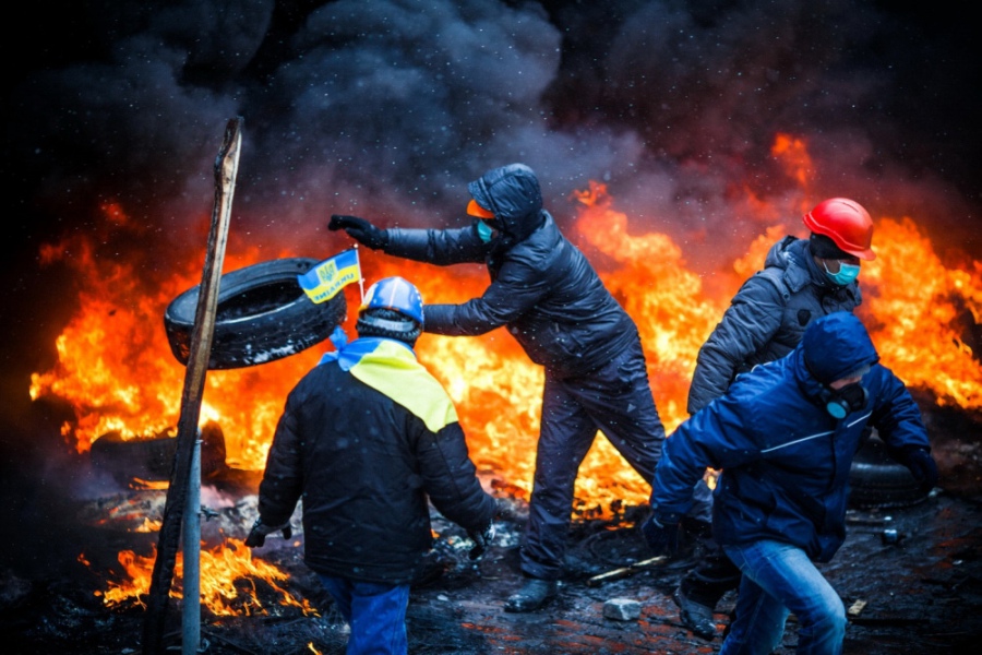 Euromaidan protesters burned tires to create a smokescreen between themselves and the Berkut police. Photo: Ukrayinska Pravda