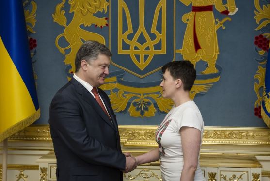 Poroshenko gives Savchenko the award of Hero of Ukraine. Photo: president.gov.ua