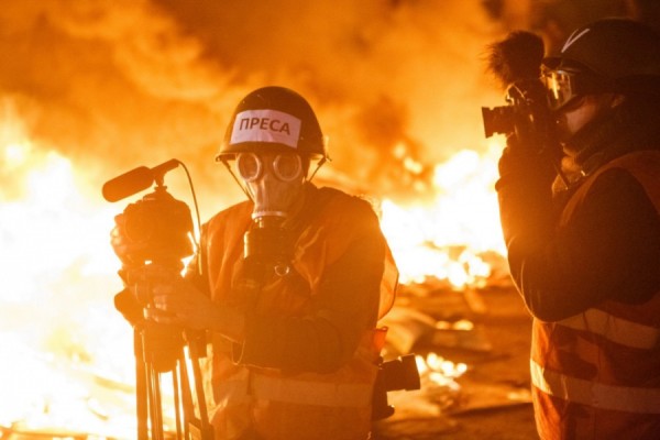 During Euromaidan, journalists balanced between the role of unprejudiced journalist and activist, sometimes choosing between these two roles. Photo: Ukrayinska Pravda
