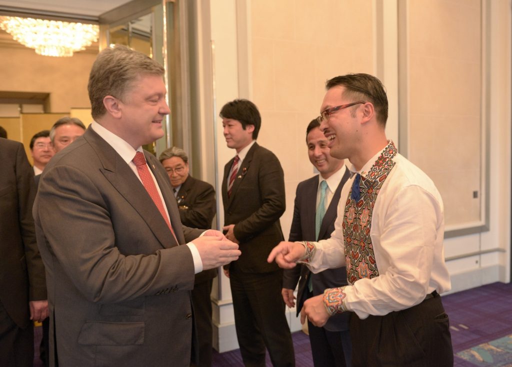 Yoshihiko Okabe with Ukrainian President Petro Poroshenko (Image: Wikimedia Commons)