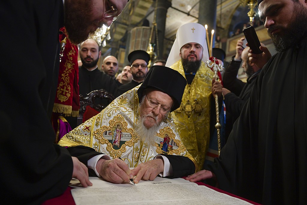 Universal Patriarch Bartholomew signing the tomos of autocephaly of the Ortodox Church of Ukraine on January 5, 2019 (Photo: Wikimedia Commons)
