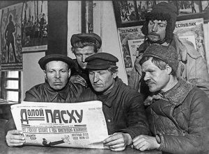 Ukrainian workers reading about the Easter ban, 1923