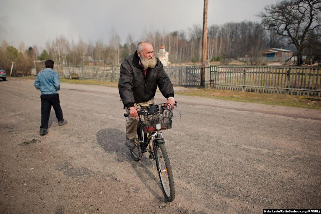 A local resident who burned down the house goes looking for building materials to restore the farm