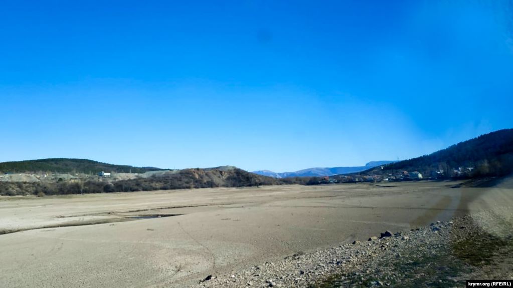 A dried-out area of the Simferopol Water Reservoir in April 2020. According to media reports, this main water storage facility for Crimea's capital city is only at its one-third capacity for this time of the year. Photo: krymr.org (RFE/RL)