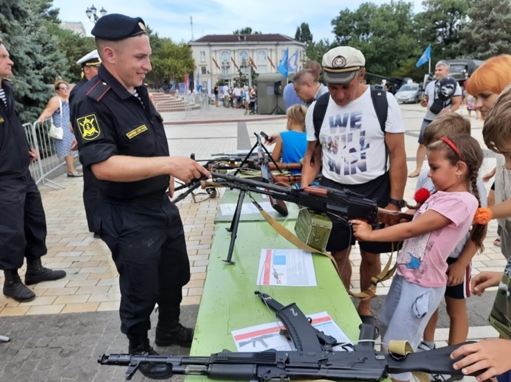 Russian soldiers teach Crimean children about infantry weapons on a central square in Kerch, occupied Crimea, summer of 2020. Photo: open source
