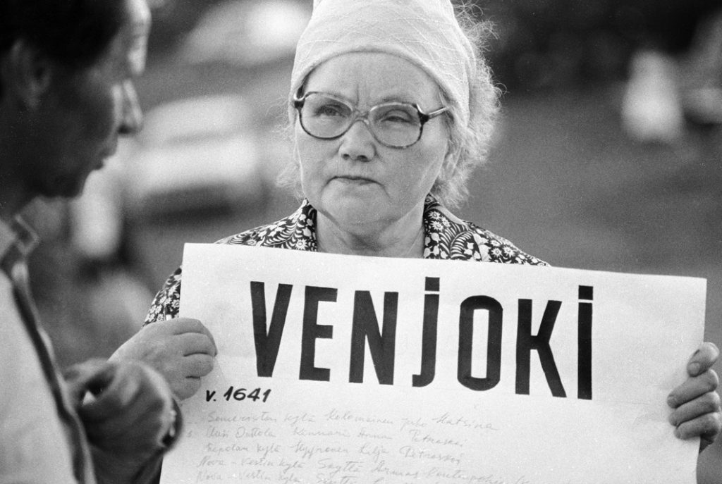 Woman holding a sign with the name of a dead Finnish village whose inhabitants were sent to GULAG and never came back. Summer 1989. (Image: RIAN)
