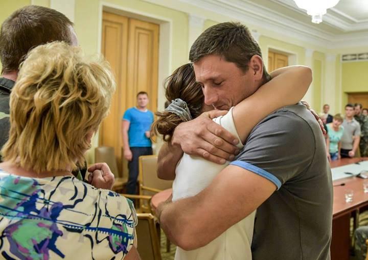 Photo from Photogallery of Petro Poroshenko: reception of released hostages by Petro Poroshenko and their meeting with relatives