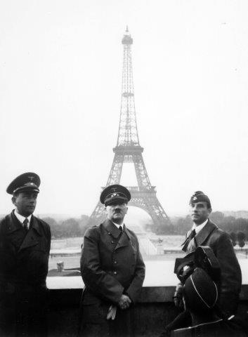 Adolf Hitler besucht Paris mit seinem Lieblingsarchitekten Albert Speer (links) und Star-Bildhauer Arno Breker (rechts) a, 23. Juni 1940.