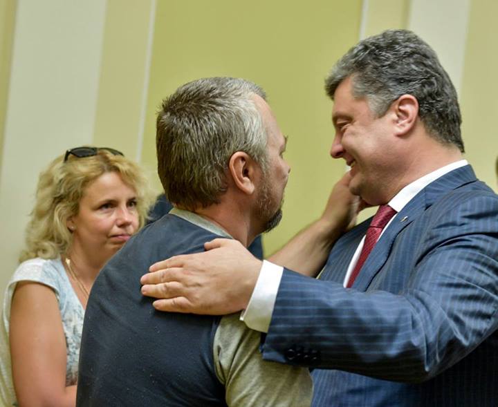 Bilder aus der Photogalerie. Empfang von Petro Poroschenko für die befreiten Geiseln und deren Zusammentreffen mit ihren Angehörigen