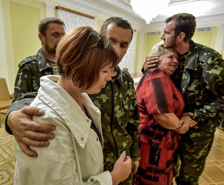 Bilder aus der Photogalerie. Empfang von Petro Poroschenko für die befreiten Geiseln und deren Zusammentreffen mit ihren Angehörigen