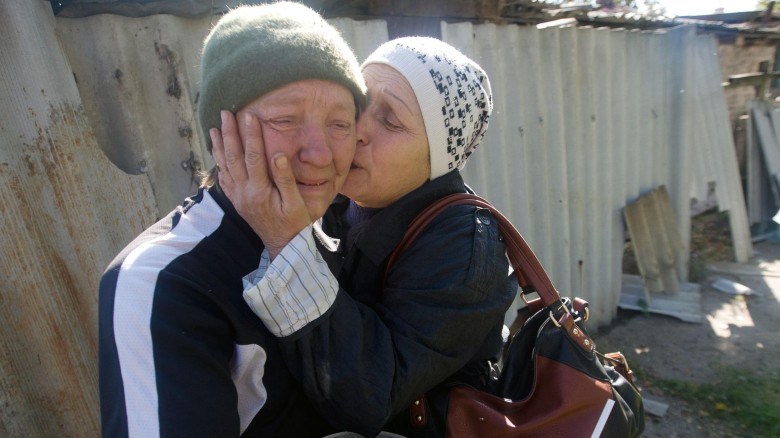 After the Russian offensive, two Ukrainian women burst into tears when they realized what the war had done to their homeland. Their house in Donetsk was badly damaged. Now Germany wants to help the distraught people