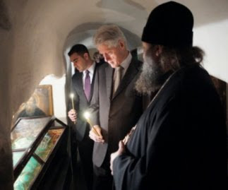 Der ehemalige Präsident Bill Clinton besucht das Kyiwer Höhlenkloster Petscherska Lawra im Jahre 2010