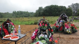 Das Grab von Leonid Kitschatkin, ein in der Ukraine gefallener Fallschirmjäger aus Pskow