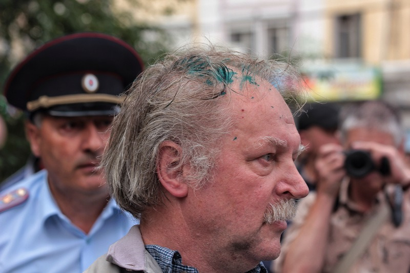 Mit grüner Desinfektionsflüssigkeit besprühter Demonstrant - Foto: Roman Yhnovec