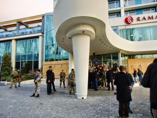 Internationale "Beobachter" und Terroristen der "Volksrepublik Donezk" im Ramada Hotel, Donezk, 1. November 2014
