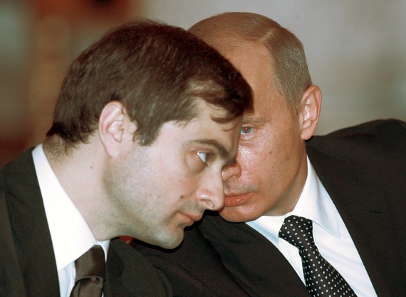 Wladislaw Surkow und Wladimir Putin im Jahr 2006 - Foto: Sergej Karpukhin / Reuters