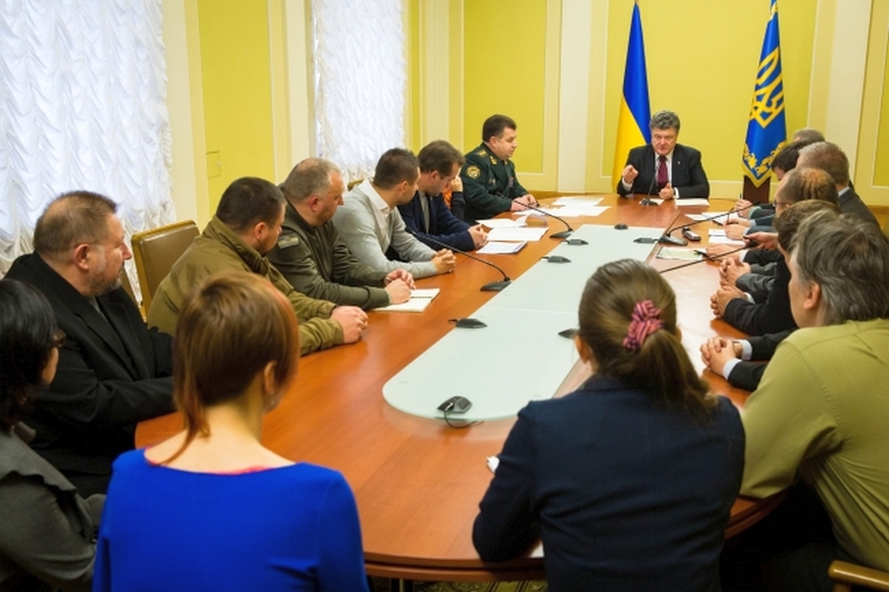 President Poroshenko welcoming the volunteers at work in the MoD