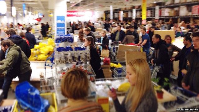 A shopping spree in Russia Tuesday night after the collapse of the ruble (Photo from social networks)