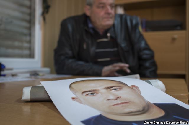 Der Vater des vermissten Sejran Sinetdinow zeigt ein Foto von seinem Sohn
