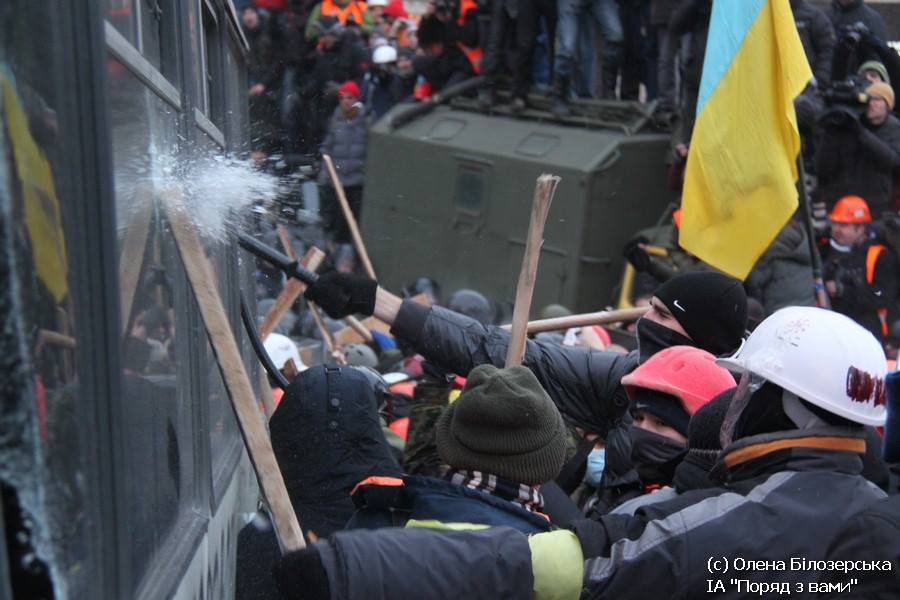 The moment when the protesters broke the glass in the first bus. Three days later the first deaths would come.