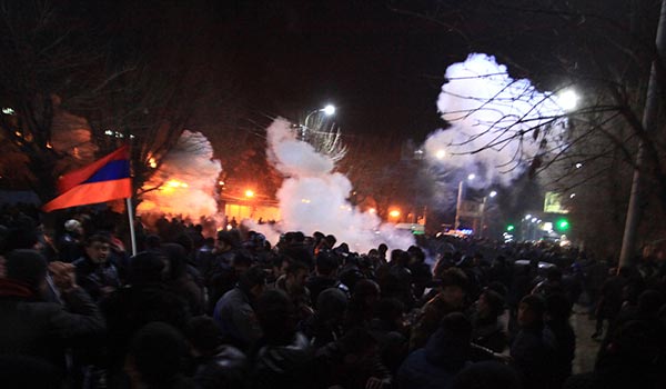 Clashes with police in Gyumri protesting murder of Armenian family by Russian soldier