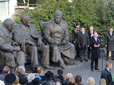 A new Stalin monument in Russia-occupied Crimea to commemorate the Yalta Conference (February 4-11, 1945) between US President Franklin D. Roosevelt, UK Prime Minister Winston Churchill and Soviet dictator Joseph Stalin that legitimized the post-World War II occupation of Eastern Europe by the Soviet Union (Image: Wikimedia)
