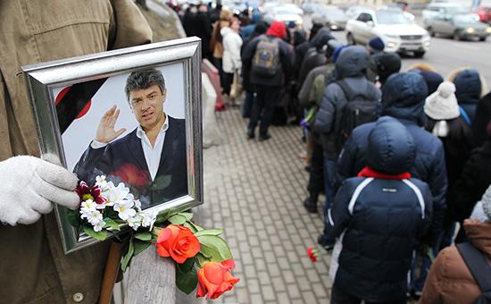 Line of people to Boris Nemtsov's viewing