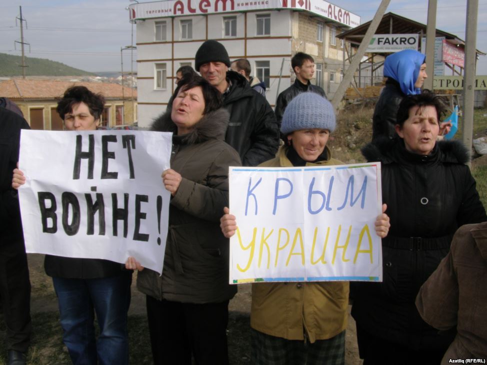"No to war! Crimea is Ukraine!"