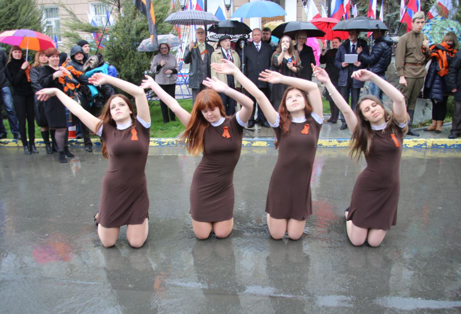 Celebrations of "DNR achievements" started early... and in a puddle (Image: dsnews.ua)