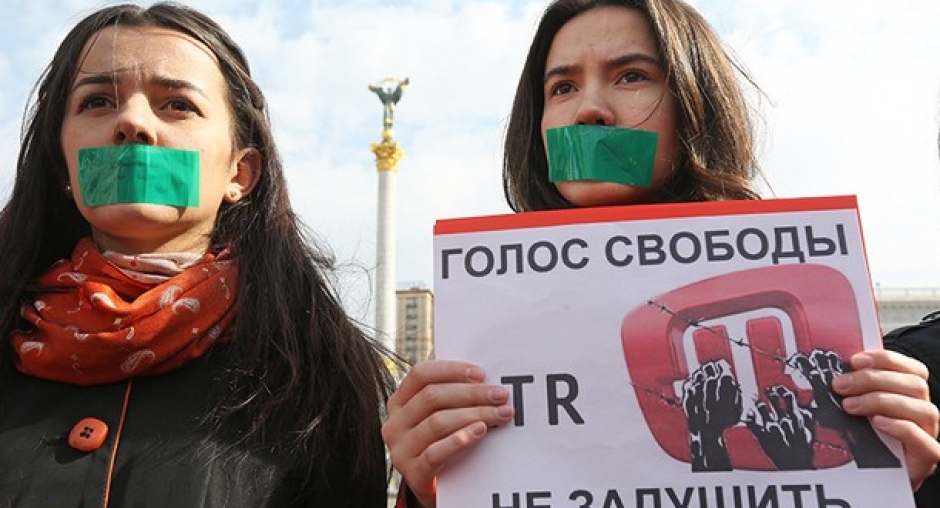 The protesters hold sign: " The voice of Freedom ATR will not be strangled!" (Image: investigator.org.ua)