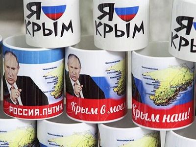 Post-Crimean Anschluss propaganda merchandise with images of Putin and the Crimea (Image: kasparov.ru)