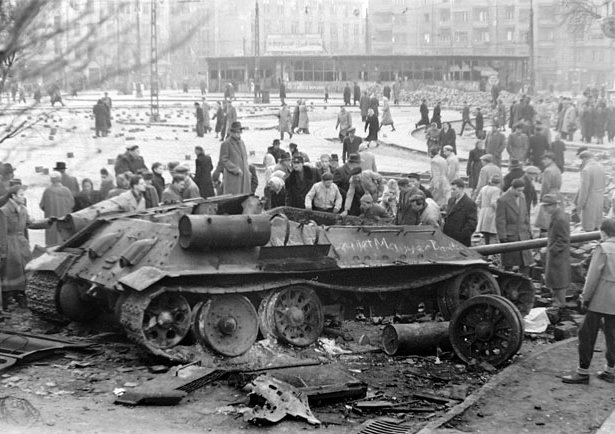 A destroyed T-34-85 tank at the Móricz Zsigmond Square in Budapest, Hungary 1956 (Image: budapestcity.org)