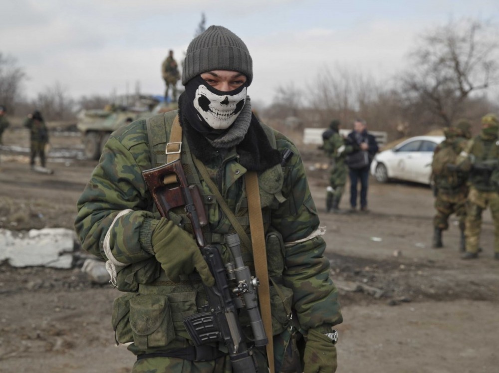 Russia-backed rebel sniper wears a mask in Debaltseve, Ukraine, Friday, Feb. 20, 2015 (Image: Vadim Ghirda/APA)