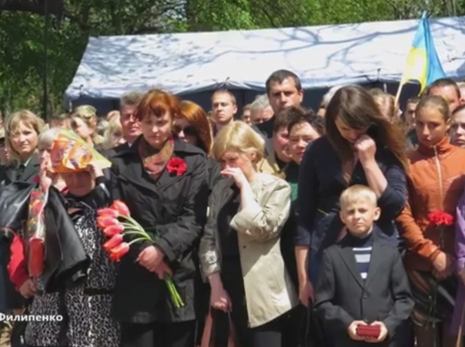 Families of the fallen soldiers after receiving their awards, Kirovohrad, Ukraine, 8 May, 2015 (Image: kp-rada.gov.ua)