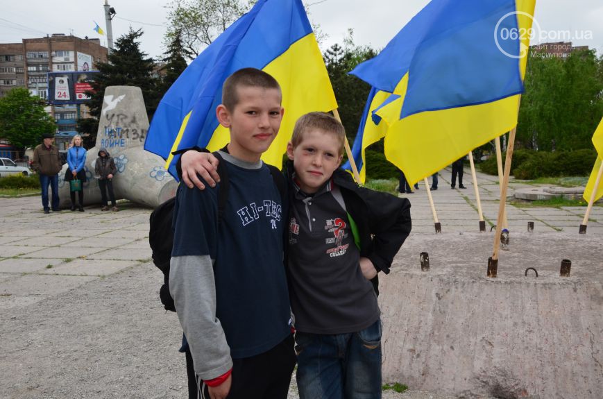 Two Mariupol boys next to the rally to stop demilitarization of (withdrawal of troops from) the village of Shyrokyne, the final point of defense against Russian occupation forces taking their city (Image: 0629.com.ua)