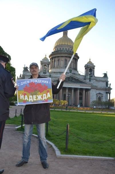 A lone demonstrator with a sign "Happy Birthday, Nadezhda" for Nadiya Savchenko in St. Petersburg, Russia (Image: Social media)