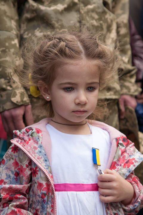 A five-year Ukrainian girl received a bravery medal in place of her border guard father killed in action defending Ukraine from Russian invasion. 8 May, 2015, Kirovohrad, Ukraine. (Image: Social media)