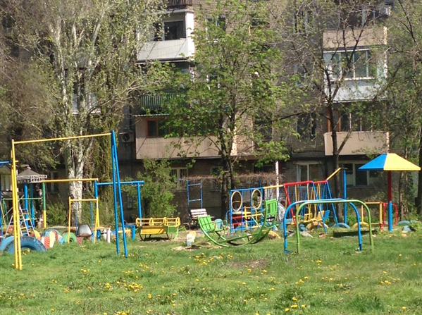 Residents of the Russia-occupied Donetsk had bravery to demonstrate their patriotism by painting the children's playground in the colors of the Ukrainian national flag (Image: 62.ua)