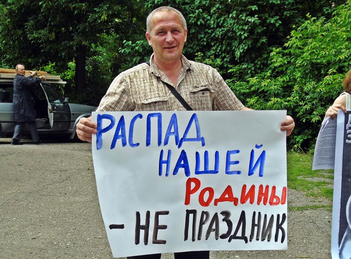 A protestor against the Day of Russia celebration in the city of Penza, Russia on June 12, 2015. The sign says "Our Motherland falling apart is not a holiday!" (Image: social media)