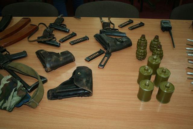 Weapons and ammunition seized from the members of the arrested terrorist and spy group operating in Kharkiv, which was recruited and controlled by Russian military intelligence. (Image: SBU)