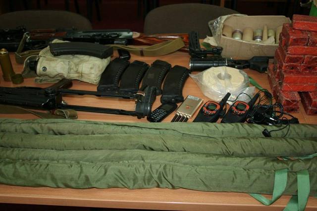 Weapons, explosives and ammunition seized from the members of the arrested terrorist and spy group operating in Kharkiv, which was recruited and controlled by Russian military intelligence. (Image: SBU)