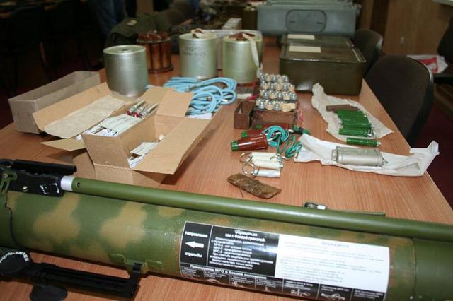 Weapons and explosives seized from the members of the arrested terrorist and spy group operating in Kharkiv, which was recruited and controlled by Russian military intelligence. (Image: SBU)