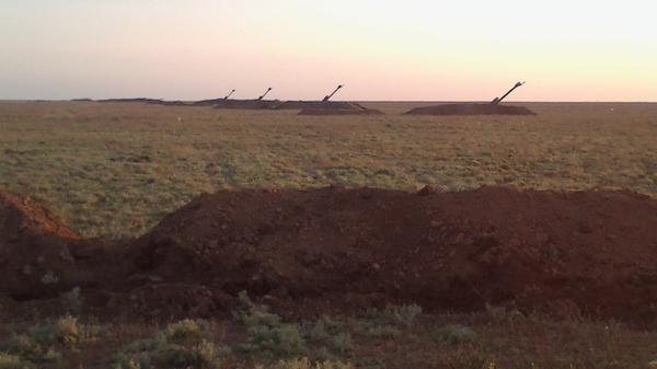 Russian heavy howitzers stationed in the Crimean village of Voloshine next to the unoccupied Ukrainian territory facing the dividing line. (Image: Ukrainian patriot in Crimea via Twitter)