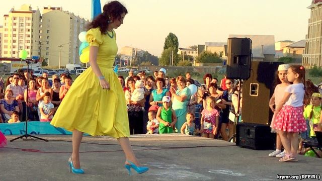 A Crimean woman wearing the colors of the Ukrainian flag (Image: krymr.org, RFE/RL)